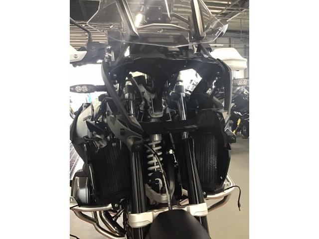 BMW 正規ディーラー R1250GSA ヘッドライトガード取り付け