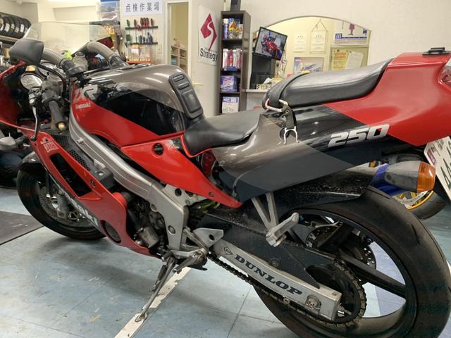 KAWASAKI/ZXR250 社外品のバックステップ取付（Strategyの作業