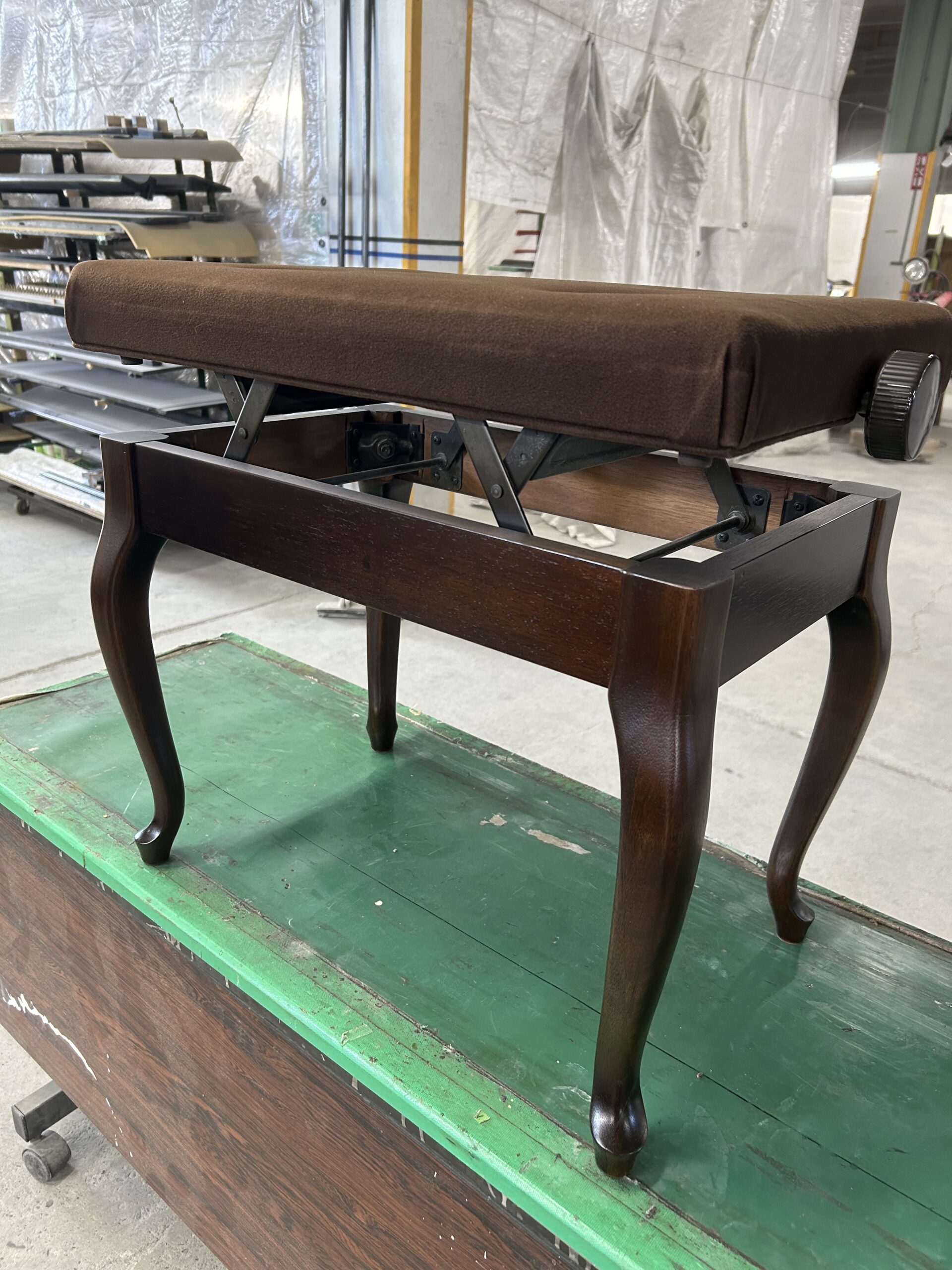 ピアノ用中古販売椅子/猫脚角椅子(1ウォルナット) - ピアノクリニック浜松