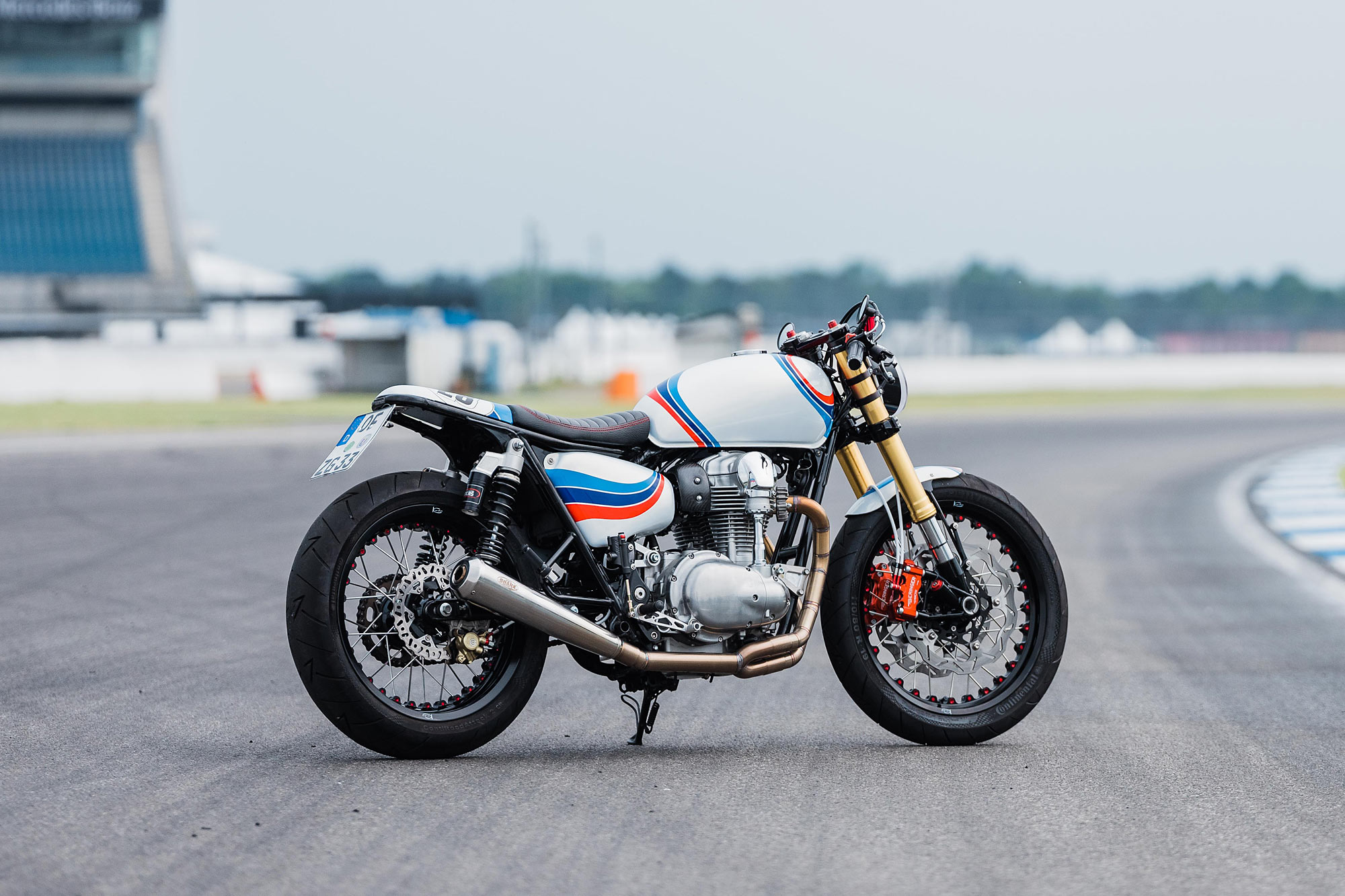 CORDON BLUR. Schlachtwerk's Tricolour Kawasaki W800 Racer - Pipeburn