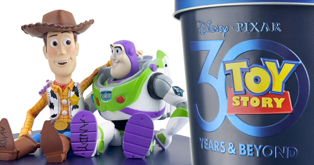 トイ・ストーリー』30周年──ウッディとバズの絆をかたちにした記念
