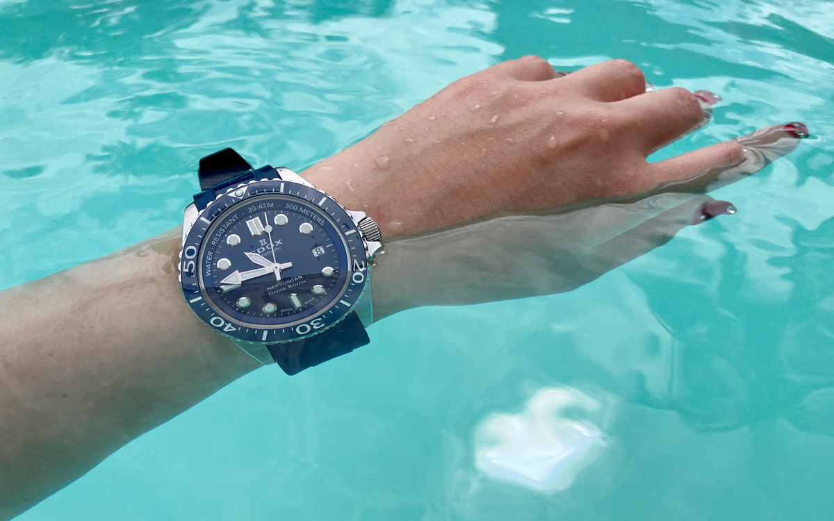 定番〟ダイバーズウォッチの美点。エドックス「ネプチュニアン」を着用