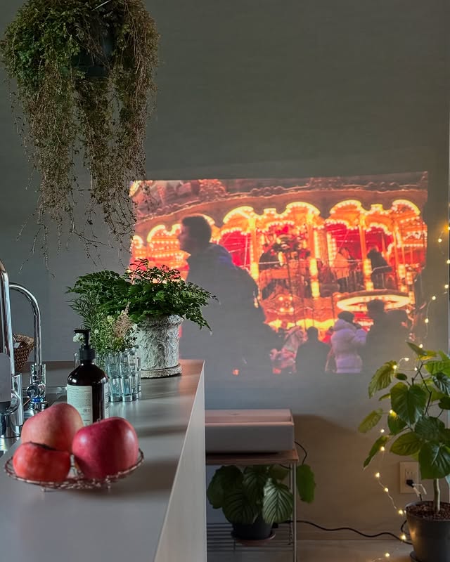 スクリーンなし・壁にプロジェクター直接投影は可能｜色、素材解説