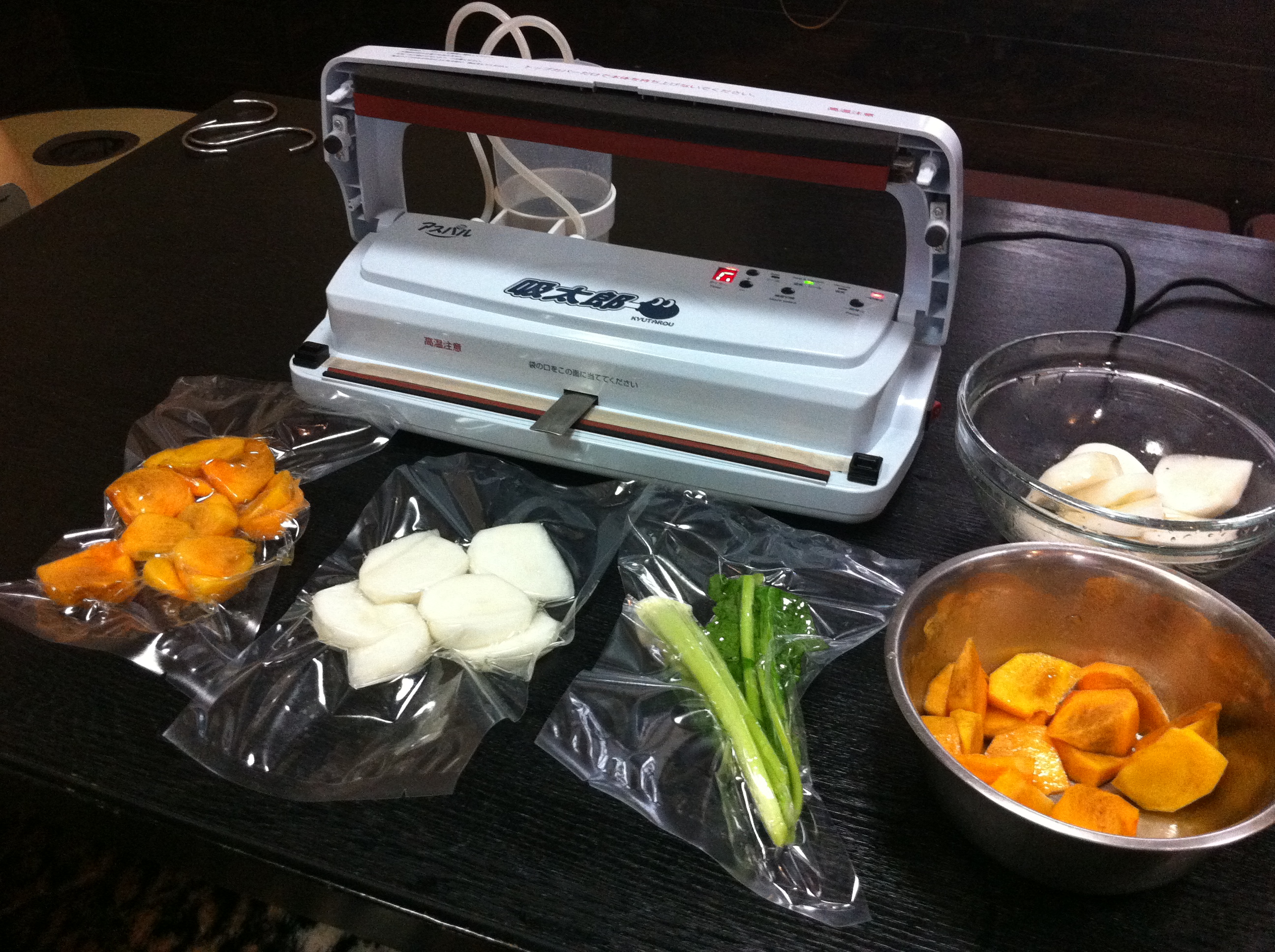 青果や汁物を密封 品質しっかり保持の真空パック器「吸太郎」｜朝日