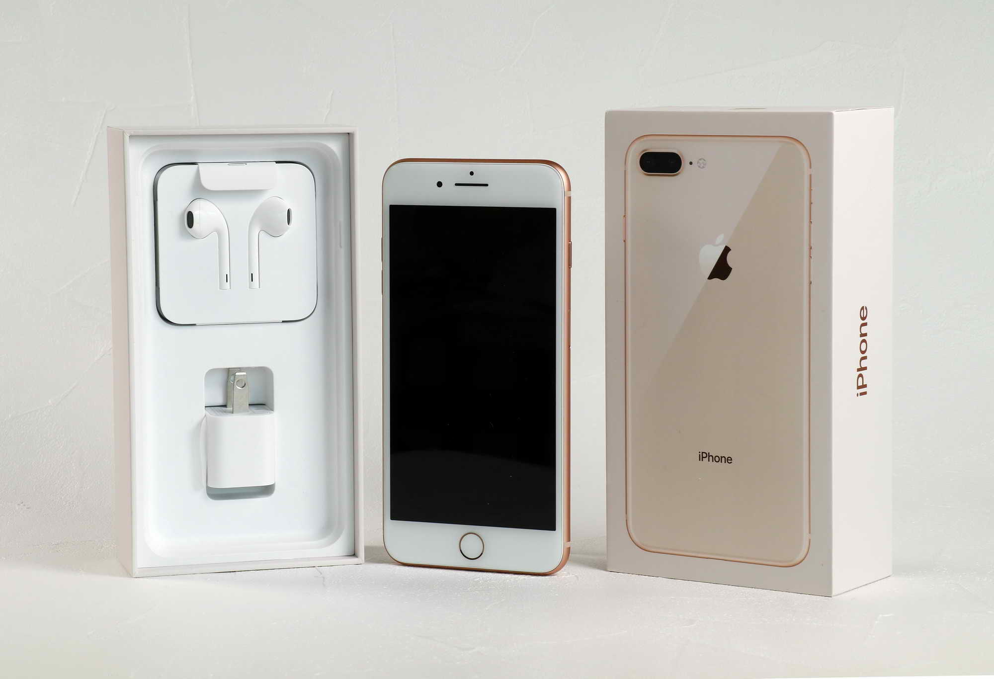 iPhone 8 Plus・ゴールドモデルの内容物。入っているものはiPhone 7