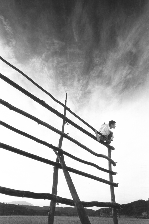 土方巽と細江英公の伝説的写真集にちなんだ「鎌鼬美術館」が開館 | Art