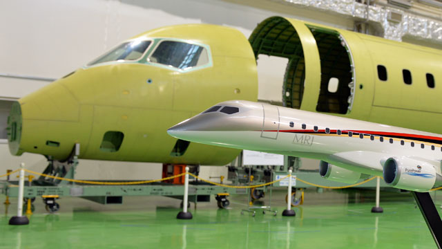 三菱航空機、MRJの胴体を初公開 10月から最終組立へ