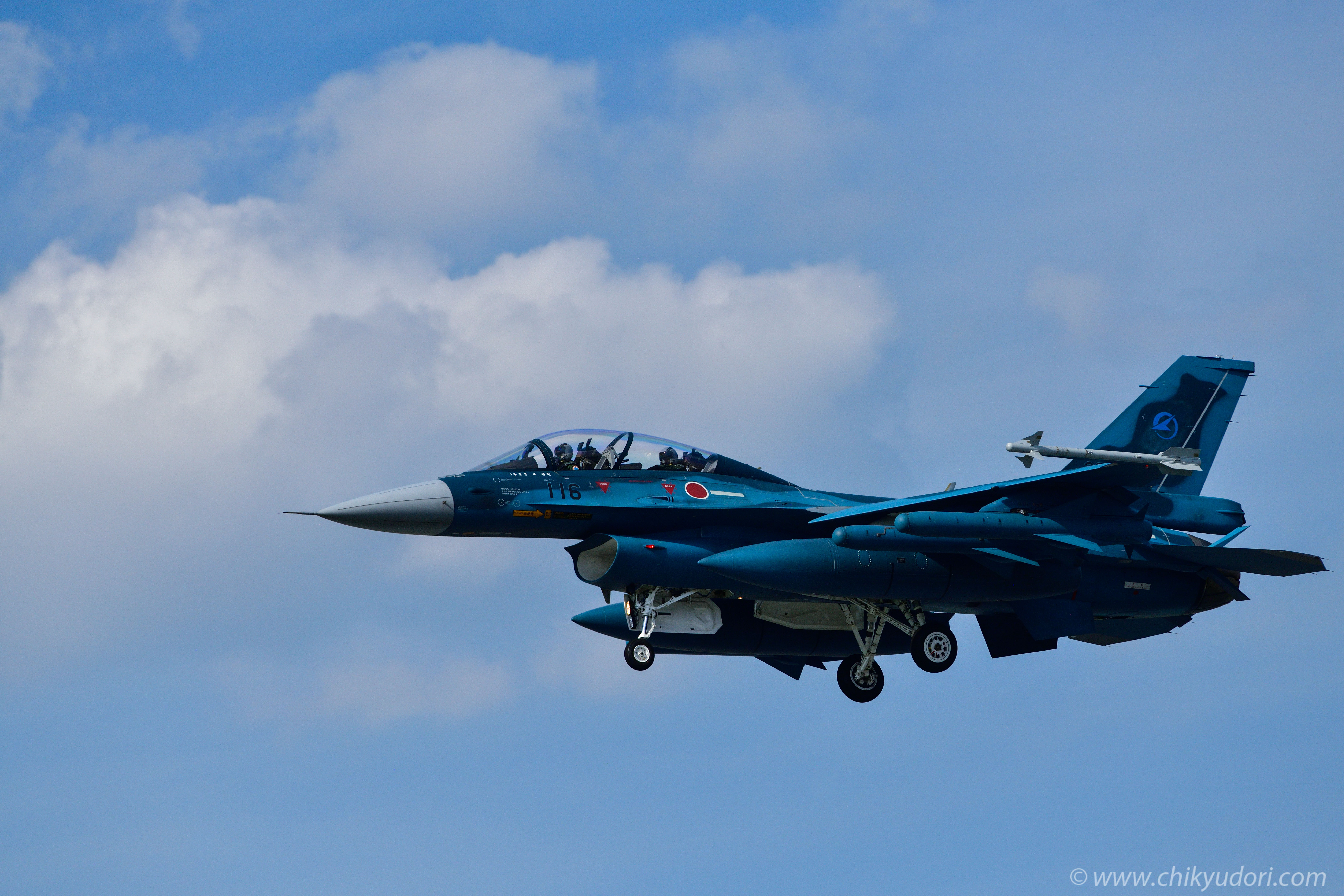 迫りくるF-2戦闘機、岐阜基地の飛行開発実験団 - 地球の撮り方