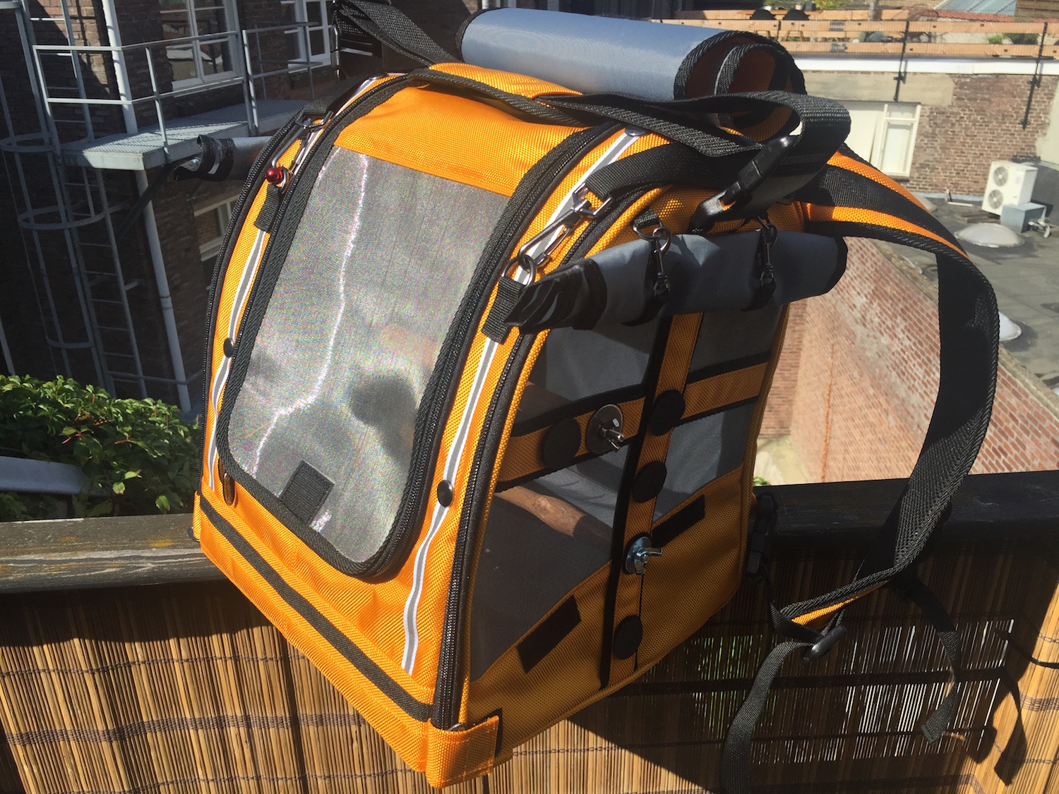 愛鳥との外出時に最適な鳥用リュック型キャリー・Pak-o-Bird(celltei