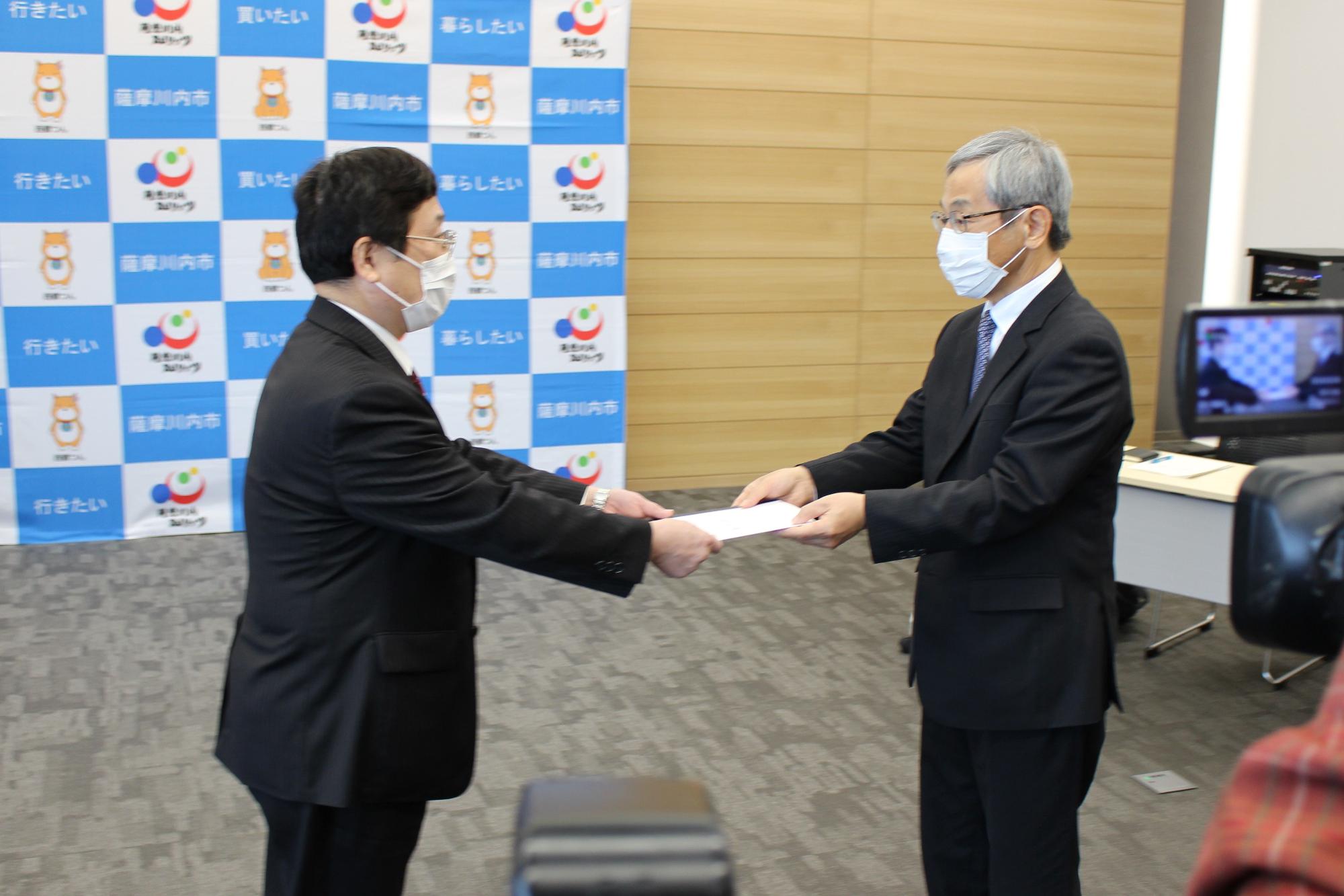 川内地区・平佐西地区の浸水被害に関する検討会」からの提言書手交式を