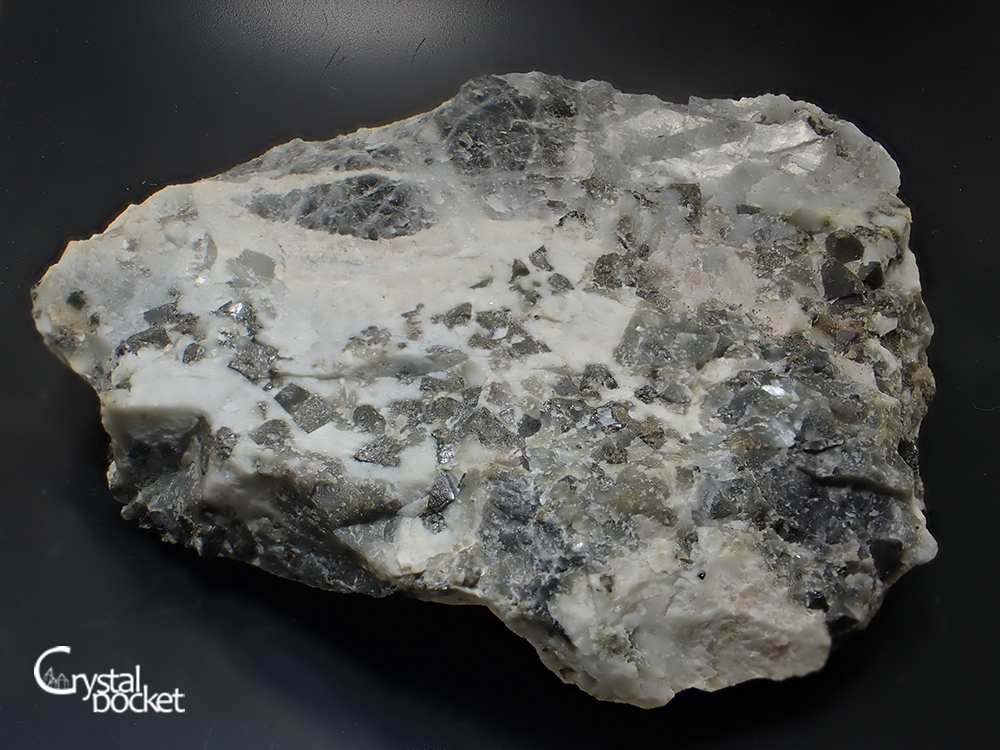 PEROVSKITE 灰チタン石布賀鉱山 - クリスタルポケット