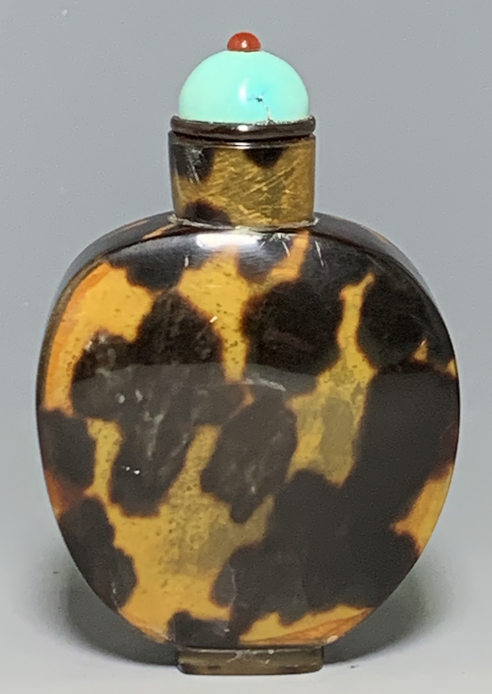 玳瑁煙壺Tortoise shell (常心草堂網站提供)