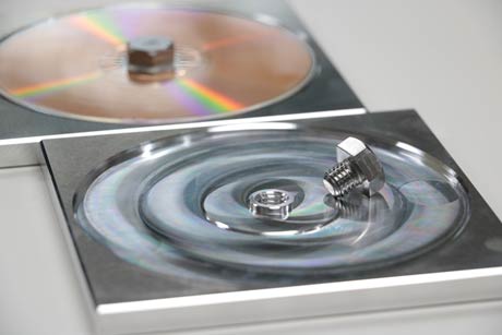 燕三条で製造されたアルミ削り出しのオブジェにCDを固定した限定