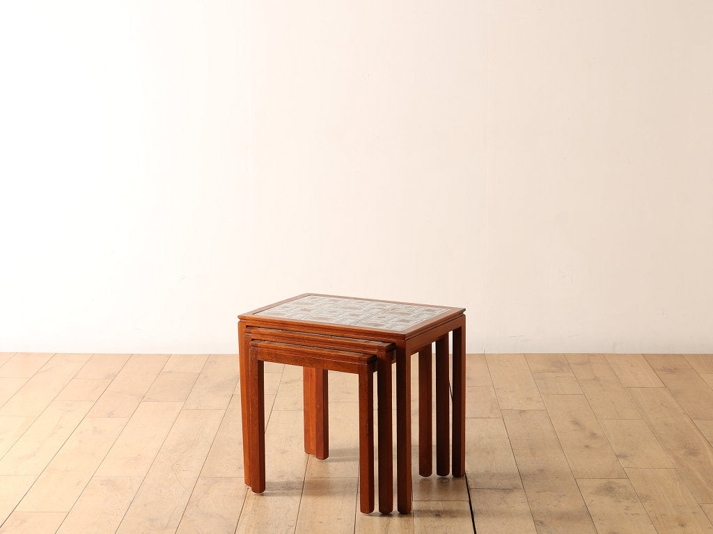 タイルトップネストテーブル | ロイズ・アンティークス | ヨーロッパの