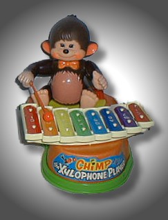 鉄琴をたたく人形