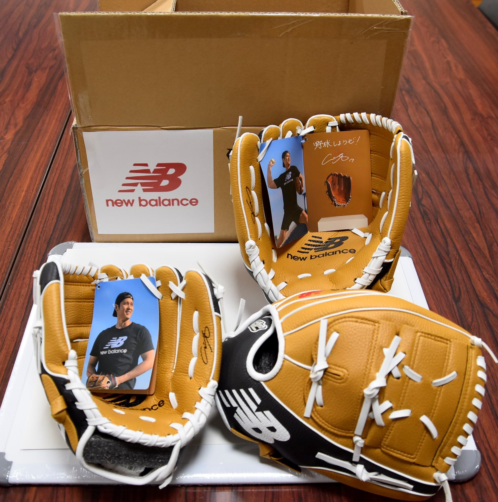 12.26 大谷翔平選手から贈られてきたグローブ | 長門市立浅田小学校