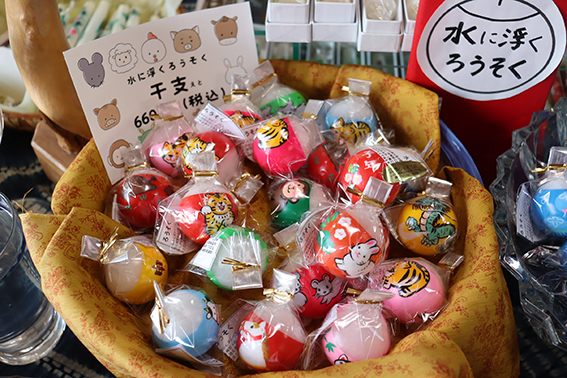 鶴岡の絵ろうそく 伝統工芸の灯次代へ再燃 名匠の祖父故雄治さんから孫