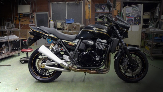 ZRX1200 DAEG | 忠さんが陣頭指揮をとってマフラーを開発していく実際