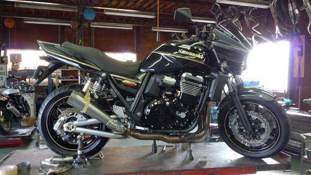 ZRX1200 DAEG | 忠さんが陣頭指揮をとってマフラーを開発していく実際