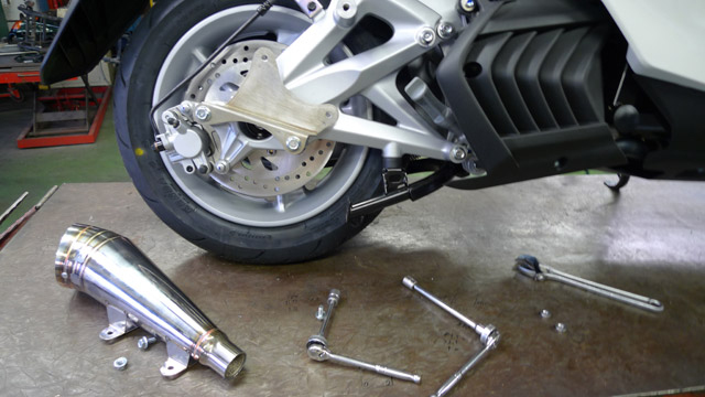 MAJESTY S | 忠さんが陣頭指揮をとってマフラーを開発していく実際の