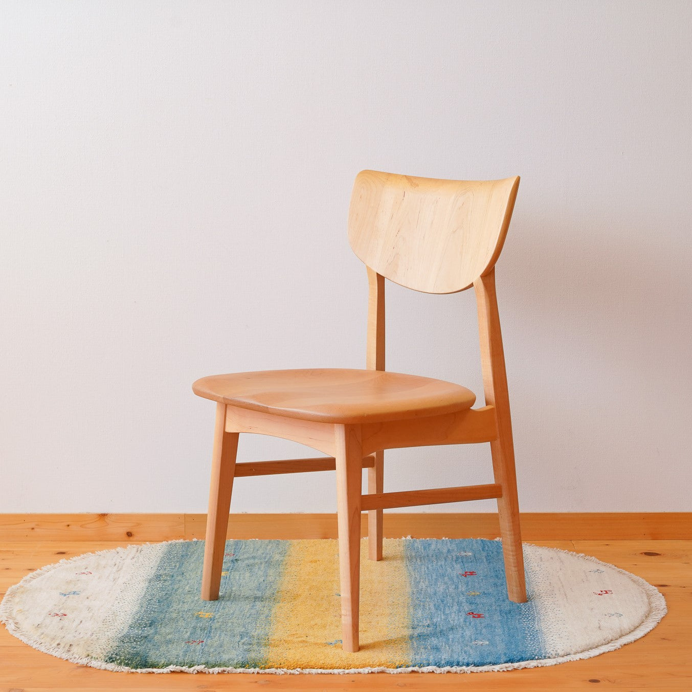 カーブした座面が座りやすい。美しい木の椅子 – なかよしライブラリー