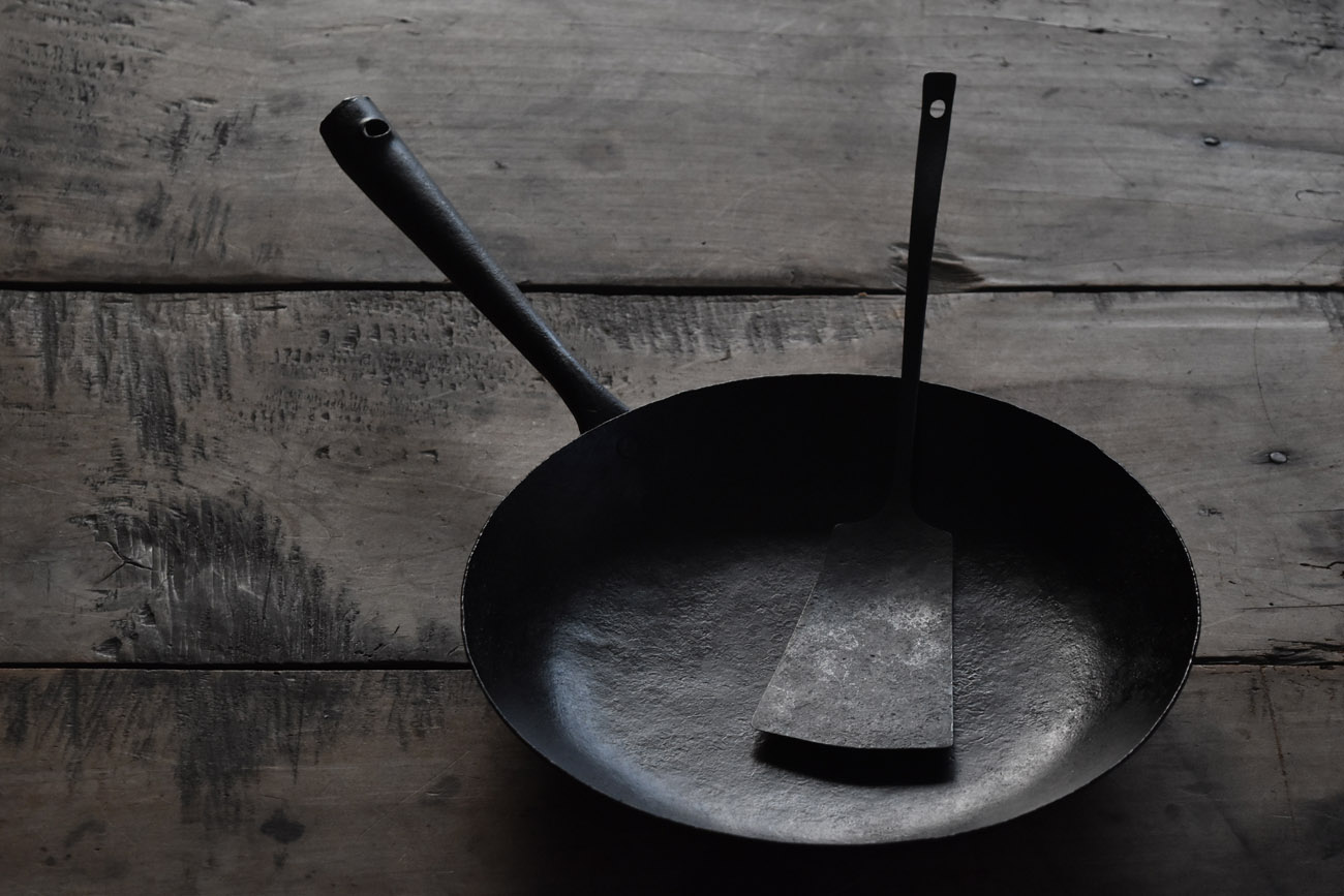 gallery yaichi | permanent artist | 成田理俊 | フライパン/Frying Pan