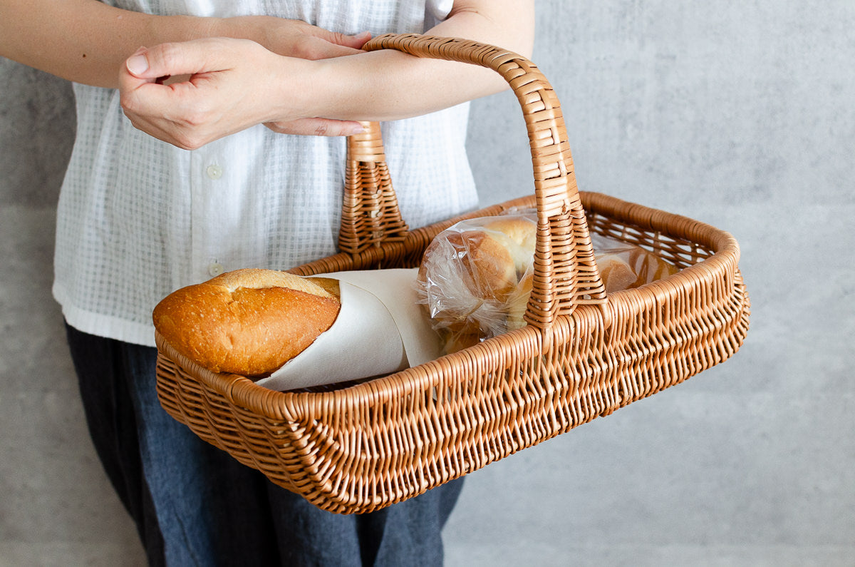 ポーランドのむきやなぎで編まれた、横長の浅型かご – 市川籠店