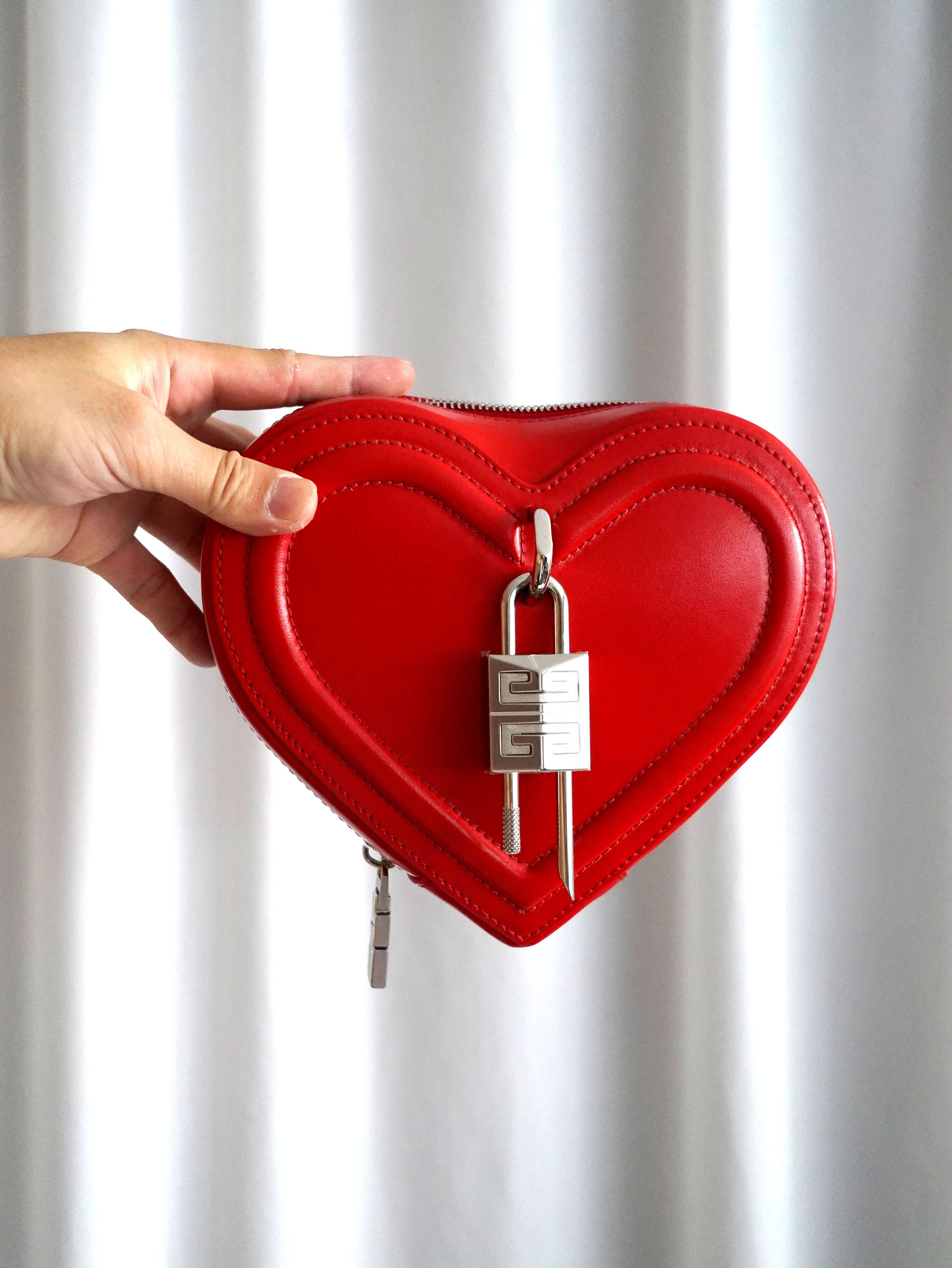 10%OFF】香港 新品 GIVENCHY レッド ハート型 本革クロスボディバッグ