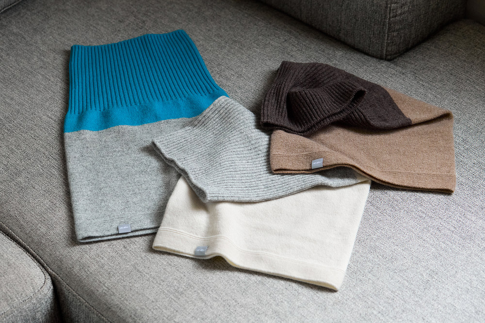 バイカラー》なめらか極細毛、すっきり軽い着け心地の「カシミヤネック