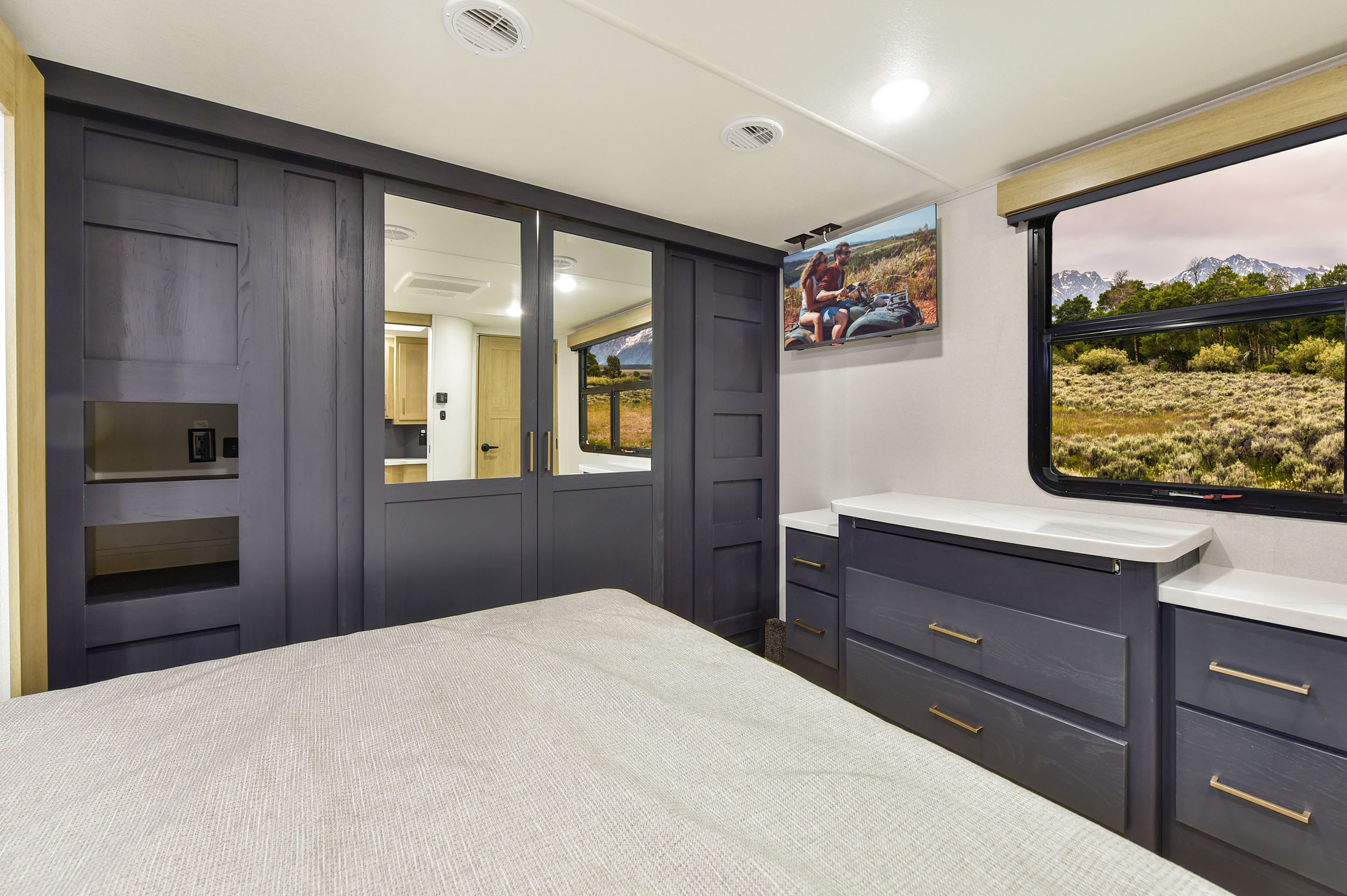 Cyclone 4006 Toy Hauler: Get a Virtual Tour | Heartland RVs