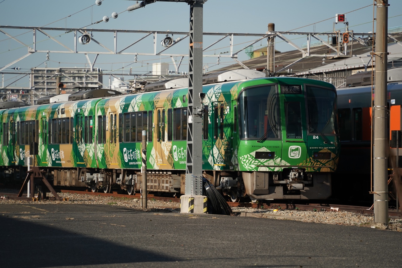 JR西日本】221系が緑色に！旅キャンペーンの一環で | 鉄道プレス