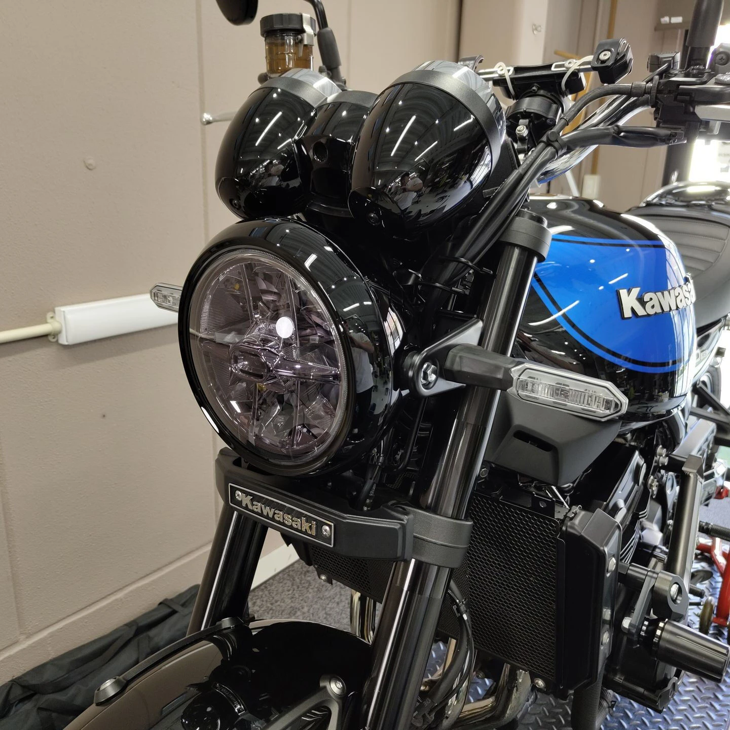 Z900RS 2024年モデル新色ブルー ヘッドライトプロテクションフィルム