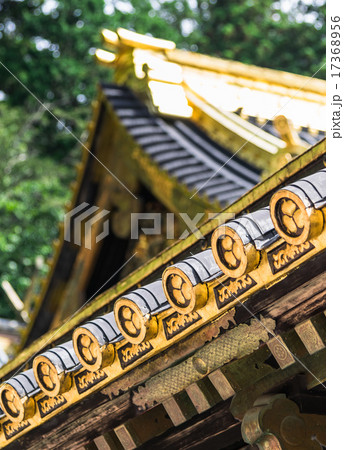 日光東照宮 屋根瓦の三つ葉葵の紋の写真素材 [17368956] - PIXTA