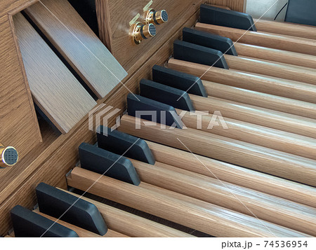 電子パイプオルガンの足鍵盤のアップの写真素材 [74536954] - PIXTA