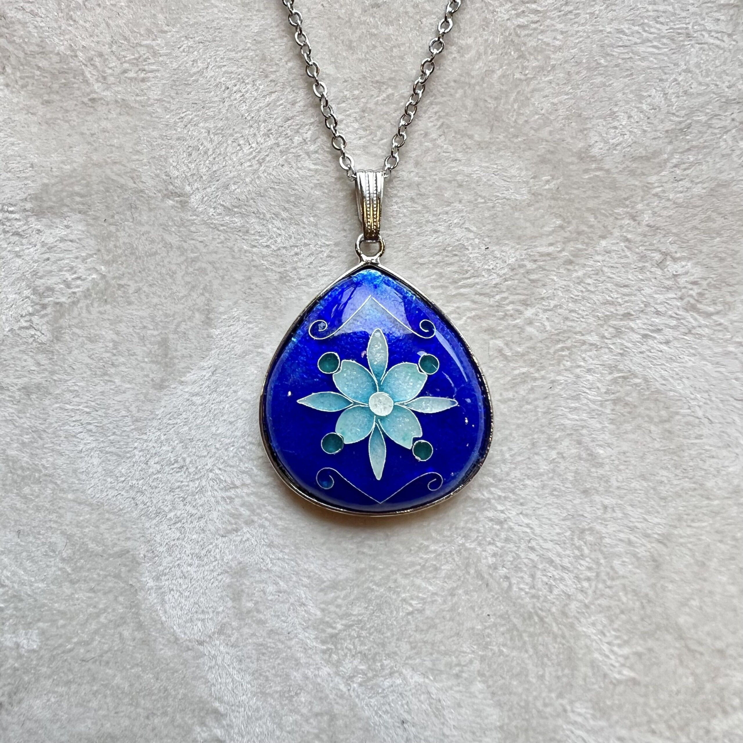 七宝焼ネックレス雫型《ラ・フルール:紺》 – 田村七宝工芸 七宝焼窯元