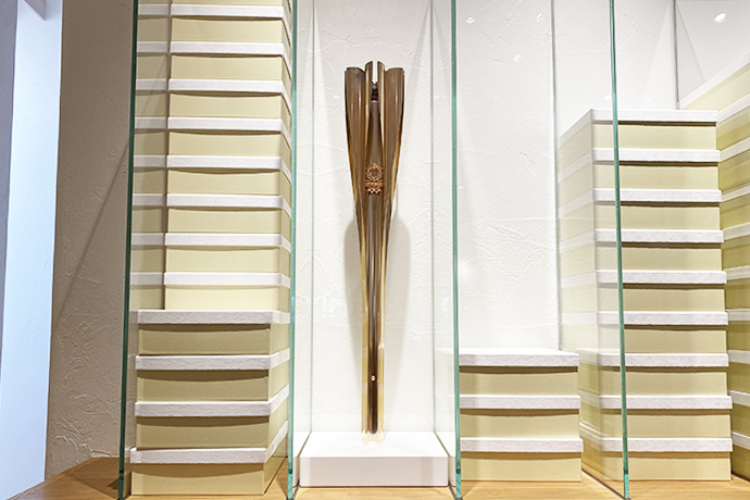 東京2020オリンピック・パラリンピック 聖火リレートーチを展示 | ラ