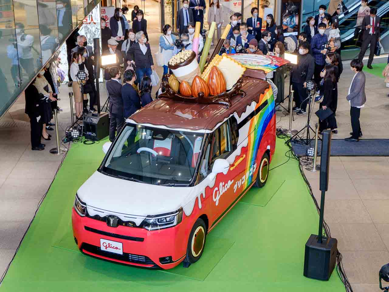 お菓子を載せて走る!?ワクワクと笑顔を届ける「グリコワゴン」2代目が