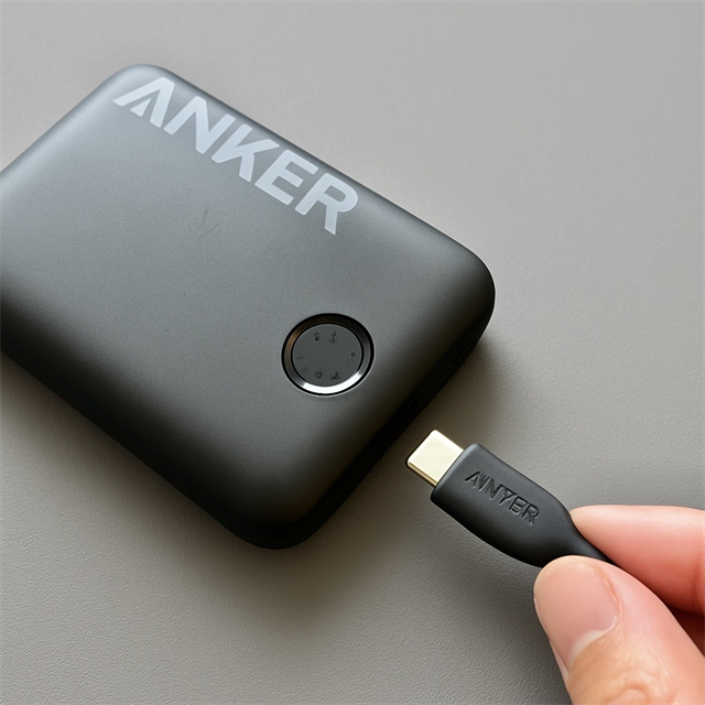 Anker（アンカー）のワイヤレスモバイルバッテリー】コードがないから