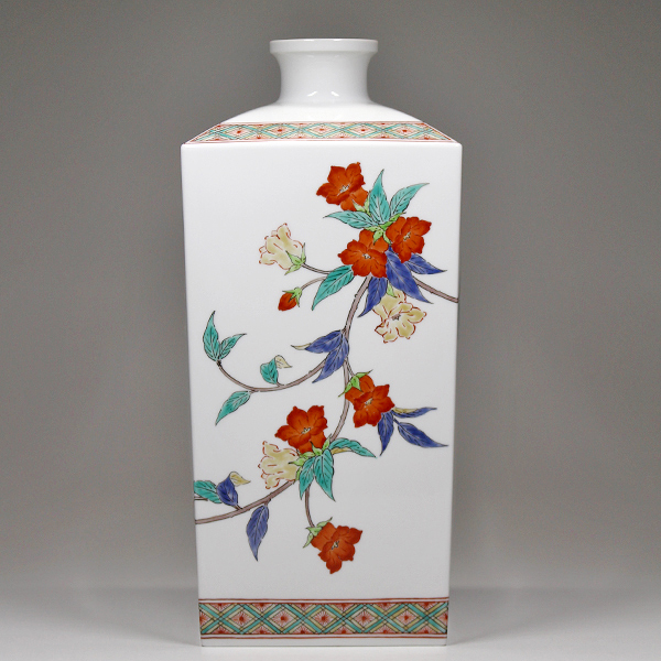 人間国宝 十四代 酒井田柿右衛門 『濁手草花文角瓶』 共箱 - 瀧屋美術