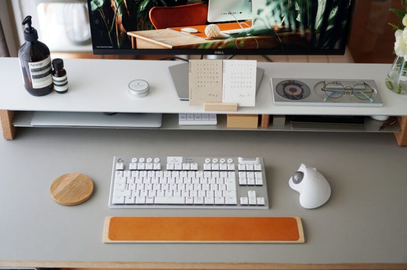 レザーとウッドの組み合わせが美しい。Grovemade(グローブメイド)の