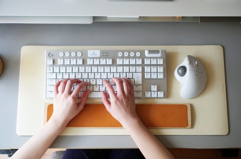 レザーとウッドの組み合わせが美しい。Grovemade(グローブメイド)の