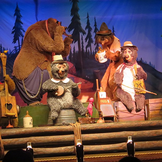 ビッグ・アルに場内は大爆笑！ カントリーベア・ミュージック