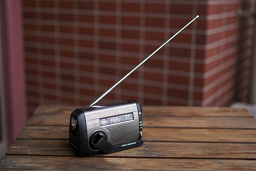 レビュー】ソーラー＆手回し充電の防災ラジオ『ICF-B99』でスマホを