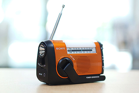 ワイドFM対応 新型手回しラジオ『ICF-B09』開梱レポート - ソニーの新