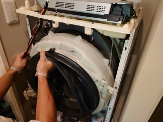 シャープ、ドラム式洗濯機(ES-U111)、横浜市西区で分解清掃 | 相模原市