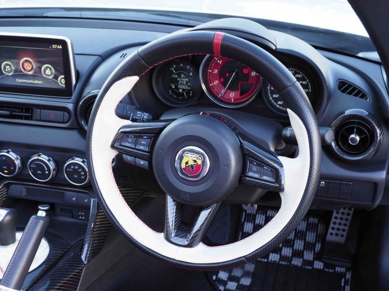 アバルト124スパイダー カーボンステアリングスポーク