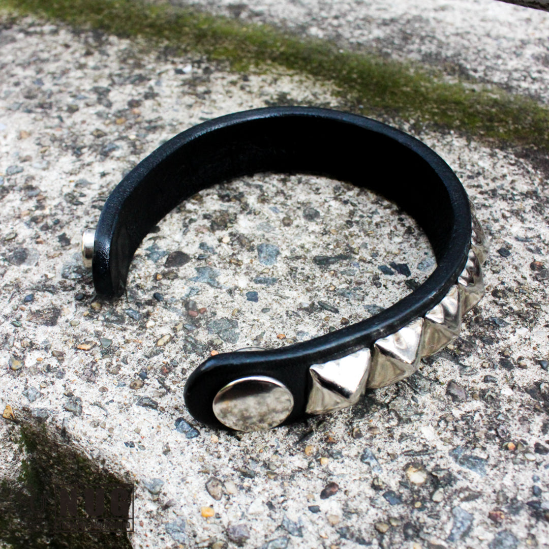 ピラミッドスタッズ リストバンド 12.5mm （ニッケルxブラック