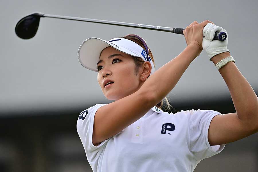 原英莉花がトロフィーにキス ブレザー姿の