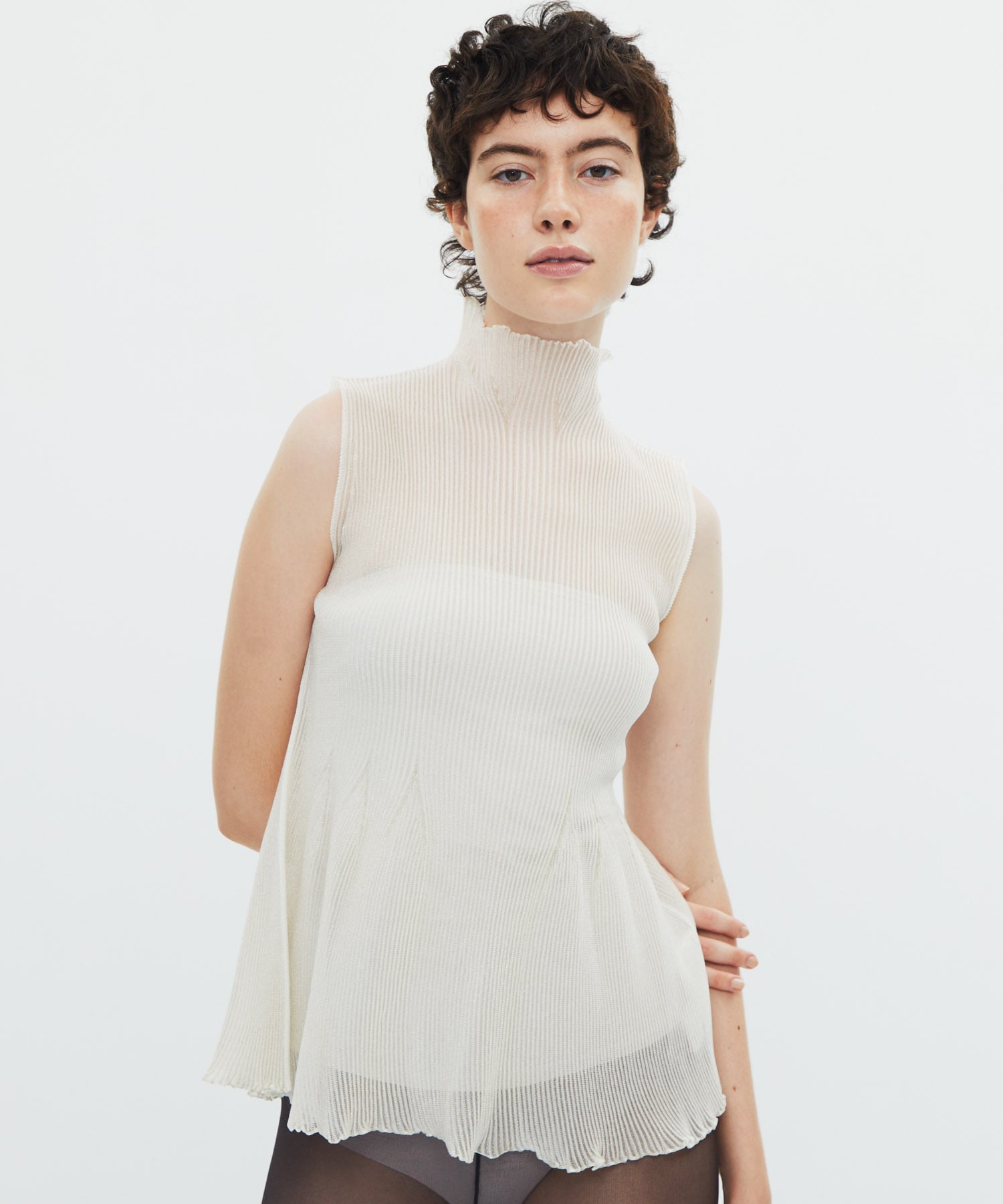 HYPHA LUCENT GLITTER SLEEVELESS TOP(FREE GOLD): CFCL: WOMENS｜THE