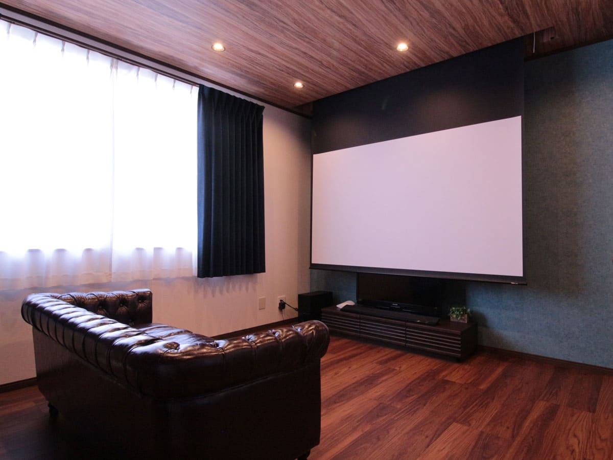 リビングに100インチの電動スクリーンを導入してホームシアターを